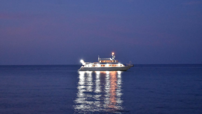 davide motorboat in night navigation